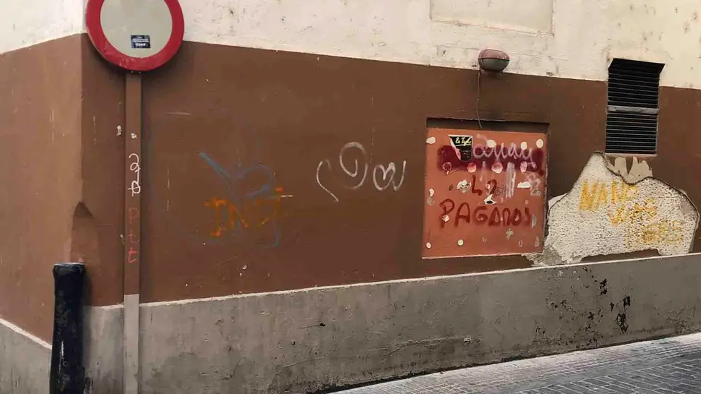 Pintadas en una fachada en C&aacute;diz denunciada por 'C&aacute;diz Abandonada'