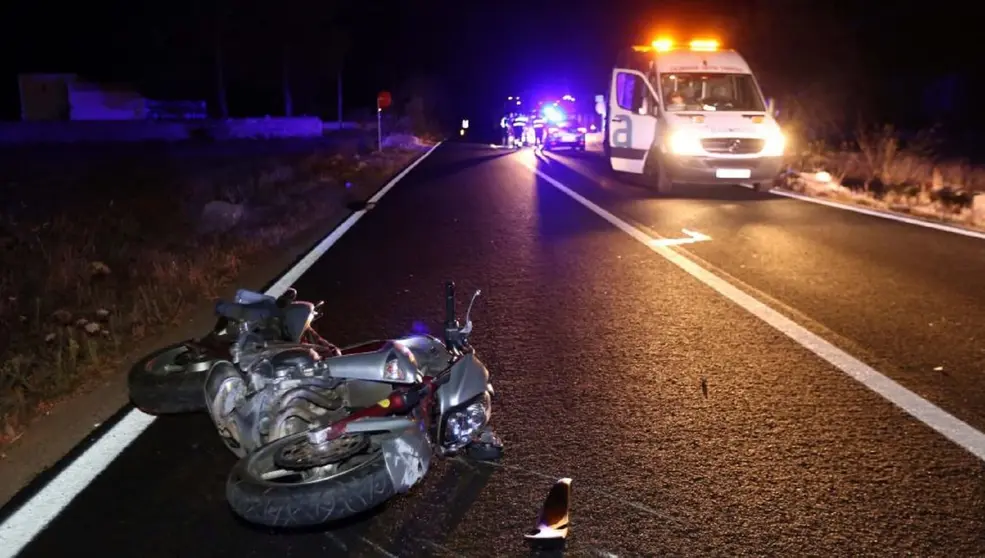 Un joven ha muerto en un terrible accidente de moto en Sanl&uacute;car la Mayor