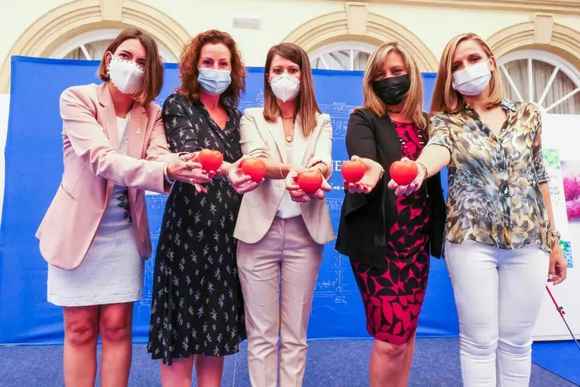 
<p>   ALMER&Iacute;A, 4 (EUROPA PRESS)</p>
<p>   La Diputaci&oacute;n de Almer&iacute;a ha acogido el inicio de los actos de la Semana de la ONCE que se celebrar&aacute; hasta el domingo con un completo programa de actividades en la provincia para que los ciudadanos experimenten "en primera persona" c&oacute;mo es la vida de las personas ciegas y los obst&aacute;culos que tienen que vencer en su d&iacute;a a d&iacute;a</p>
<p>   En la puesta de largo de 'ConONCEnos' y de la exposici&oacute;n 'CONONCE La pintura es Libertad' de &Aacute;ngeles Lozano han participado la vicepresidenta, &Aacute;ngeles Mart&iacute;nez, la teniente de alcalde de la capital Mar&iacute;a V&aacute;zquez; la delegada del Gobierno de la Junta, Maribel S&aacute;nchez; la consejera territorial de la ONCE Andaluc&iacute;a, Gemma Pozo, as&iacute; como la directora de ONCE Almer&iacute;a, Mar&iacute;a Jes&uacute;s Segovia.</p>
<p>   &Aacute;ngeles Mart&iacute;nez ha asegurado que es un orgullo ser sede del inicio de la Semana de la ONCE y tambi&eacute;n de dos de sus actividades pensadas para acercar el d&iacute;a a d&iacute;a de las personas con discapacidad visual.</p>
<p>   "Nos sentimos tremendamente orgullosos de la labor que realiza la ONCE en Espa&ntilde;a y en nuestra tierra. Un papel social muy importante que permite igualar oportunidades y favorecer la inclusi&oacute;n plena de los almerienses. Desde Diputaci&oacute;n siempre caminaremos a vuestro lado", ha dicho.</p>
<p>   Del mismo modo, la vicepresidenta ha revelado que ma&ntilde;ana se realizar&aacute; una de las actividades con las que se pretende llegar a los trabajadores sociales que desarrollan su labor en toda la provincia. Se trata de 'Nuestro Bienestar Social', un acto fundamental para intercambiar experiencias y capilarizar el objetivo de esta iniciativa.</p>
<p>   Adem&aacute;s, &Aacute;ngeles Mart&iacute;nez ha puesto en valor la extraordinaria capacidad de la pintora &Aacute;ngeles Lozano para realizar una exposici&oacute;n multisensorial que es un ejemplo de que "no hay barreras infranqueables".</p>
<p>   Por su parte, la primera teniente de alcalde del Ayuntamiento de Almer&iacute;a, ha agradecido a la ONCE "el papel que viene desempe&ntilde;ando en Almer&iacute;a a la hora de concienciar a la sociedad de que inclusi&oacute;n y la normalizaci&oacute;n de las personas con capacidades diferentes es deber y responsabilidad de todos".</p>
<p>   Asimismo, V&aacute;zquez ha felicitado a &Aacute;ngeles Lozano, afiliada de la ONCE y autora de la exposici&oacute;n de pintura que acoge estos d&iacute;as el Patio de Luces de la Diputaci&oacute;n, en el marco de la Semana de la ONCE en Andaluc&iacute;a, "su sensibilidad y talento", pero sobre todo, "por demostrar que donde no llega la vista, llega siempre el coraz&oacute;n".</p>
<p>   Por &uacute;ltimo, la concejala de Presidencia ha expresado "el orgullo que sentimos todos los almerienses por los logros de la ONCE", a cuyos representantes les ha trasladado el apoyo del Ayuntamiento para trabajar "siempre de la mano para ser cada d&iacute;a m&aacute;s inclusivos y responsables".</p>
<p>   La delegada de la Junta de Andaluc&iacute;a en Almer&iacute;a ha asegurado que con este acto "da comienzo una semana muy especial, con una programaci&oacute;n que persigue llegar a todos los colectivos a los que la ONCE quiere trasladar la gran labor que realizan en su d&iacute;a a d&iacute;a y tambi&eacute;n implicar a la sociedad para conocer su realidad". S&aacute;nchez Torregrosa ha explicado que el Museo de Almer&iacute;a y la sede de la Junta de Andaluc&iacute;a tambi&eacute;n forman parte de los espacios donde la ONCE desarrollar&aacute; su programaci&oacute;n en Almer&iacute;a.</p>
<p>   Para finalizar ha manifestado que por parte del Gobierno andaluz" queremos animaros a seguir trabajando con la misma ilusi&oacute;n e &iacute;mpetu que os caracterizan, una se&ntilde;a de identidad de esta organizaci&oacute;n a la que tendemos nuestra mano para que cont&eacute;is con nosotros en cada uno de los proyectos que nos necesit&eacute;is".</p>
<p>   Gema Pozo ha asegurado que 'ConONCEnos' est&aacute; en marcha en toda Andaluc&iacute;a, Ceuta y Melilla con actividades en todos los centros. "Vamos a tocar todos los &aacute;mbitos, es una acci&oacute;n transversal para abarcar el Deporte, la Sanidad, la Cultura y la Sociedad en general con el objetivo de dar a conocer la ONCE", ha explicado.</p>
<p>   La consejera territorial ha revelado que el lema es el resultado de un concurso de ideas para poder "bautizar" esta gran semana de acci&oacute;n en torno a la concienciaci&oacute;n e inclusi&oacute;n cuyas actividades ha desgranado una a una.</p>
<p>   Por su parte, Mar&iacute;a Jes&uacute;s Segovia se ha mostrado "ilusionada" de volver a la presencialidad y volver a celebrar la Semana de la ONCE. Asimismo, ha asegurado que la labor social de la ONCE se ha acrecentado durante la pandemia.</p>
<p>   "Hemos estado m&aacute;s cerca de la ONCE y de los almerienses que nunca. Vendedores mantuvieron su relaci&oacute;n con clientes, quienes se preocuparon, incluso llamando, por nuestros vendedores de ONCE", ha apuntado.</p>
<p>   Al t&eacute;rmino del acto, la autora de la exposici&oacute;n ha realizado un recorrido junto a las autoridades para mostrar una muestra multisensorial que cuenta con audiodescripci&oacute;n de cada obra.</p>
      