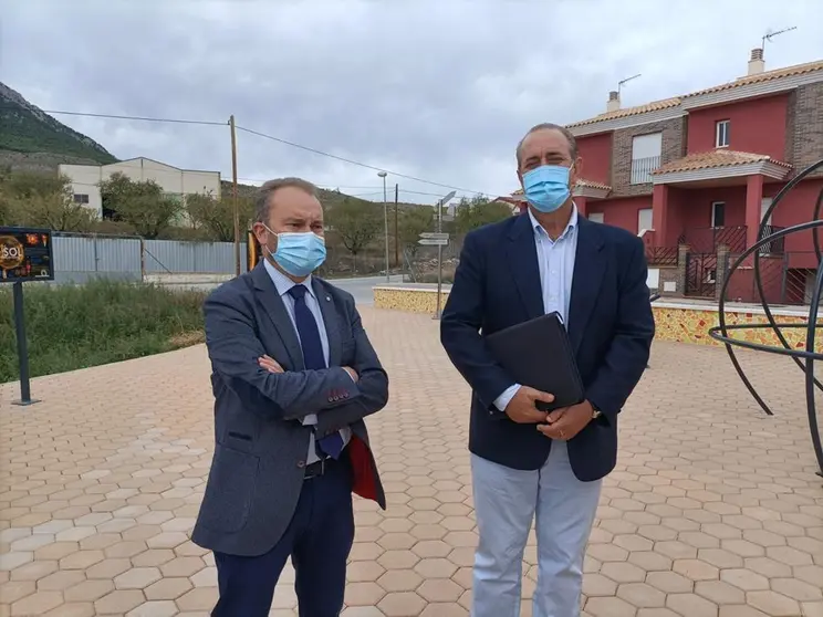 
<p>   PUEBLA DE DON FADRIQUE (GRANADA), 4 (EUROPA PRESS)</p>
<p>   El delegado territorial de Regeneraci&oacute;n, Justicia y Administraci&oacute;n Local de la Junta en Granada, Enrique Barchino, ha visitado este lunes Puebla de Don Fadrique), donde ha podido ver con el alcalde, Mariano Garc&iacute;a, algunas de las calles que se vieron afectadas por la nevada del temporal Filomena y cuyo pavimento ha sido reparado gracias a una subvenci&oacute;n de 36.921 euros de la Consejer&iacute;a del ramo.</p>
<p>   Barchino ha recordado que ya en 2019, la Junta ayud&oacute; al Ayuntamiento a arreglar los efectos de las inundaciones causadas en el municipio por la DANA, con una subvenci&oacute;n de 17.795 euros. En este sentido, ha puesto en valor el apoyo de la Consejer&iacute;a a las entidades locales, en especial a los m&aacute;s peque&ntilde;os y con menos recursos, "all&iacute; donde lo necesitan" en el marco del compromiso de la Consejer&iacute;a con el municipalismo.</p>
<p>   As&iacute;, tambi&eacute;n frente al covid, el Gobierno andaluz ha estado junto a los municipios, con un fondo extraordinario de 10 millones de euros para todas las localidades de hasta 5.000 habitantes destinado a sufragar los gastos extraordinarios de limpieza y desinfecci&oacute;n, compra de equipos de protecci&oacute;n y material higi&eacute;nico-sanitario. En concreto, Puebla de Don Fadrique recibi&oacute; 22.830 euros de estas ayudas que adem&aacute;s llegaron al principio de la pandemia y en una media de 26 d&iacute;as desde su publicaci&oacute;n en el BOJA.</p>
<p>   El alcalde ha agradecido al delegado y a la Consejer&iacute;a este tipo de aportaciones que "vienen a contribuir a paliar el esfuerzo econ&oacute;mico que tuvo que hacer el Ayuntamiento" tras el temporal Filomena, que provoc&oacute; "da&ntilde;os muy importantes porque se vieron afectados much&iacute;simos viales por el dep&oacute;sito de sal que tuvimos que echar y al pasar las quitanieves". Ha admitido que "son gastos para nosotros muy importantes ya que somos un municipio peque&ntilde;o con un presupuesto muy limitado".</p>
<p>PARQUE ASTROTUR&Iacute;STICO </p>
<p>   Durante su visita, Barchino ha podido conocer tambi&eacute;n el parque astrotur&iacute;stico que ha dise&ntilde;ado el Consistorio gracias al Programa de Fomento de Empleo Agrario (PFEA), cofinanciado por la Junta con el SEPE y las Diputaciones provinciales. En concreto, en el &uacute;ltimo a&ntilde;o, la Consejer&iacute;a dirigida por Juan Mar&iacute;n ha destinado 53.456,63 euros a los proyectos del PFEA en Puebla de Don Fadrique como este parque astrotur&iacute;stico que el delegado ha alabado por su "belleza y originalidad".</p>
<p>   El alcalde ha explicado que el municipio cuenta con "uno de los cielos m&aacute;s limpios de Europa" por lo que el objetivo de este parque es astrotur&iacute;stico es "seguir potenciando este recurso tan importante para nuestro municipio".</p>
<p>   El responsable territorial de Administraci&oacute;n Local ha puesto en valor la pol&iacute;tica municipalista de este Gobierno, basada en recorrer el territorio para conocer las necesidades de cada municipio por boca de sus alcaldes, que son los que mejor saben los problemas de los vecinos. Una de las apuesta de la Consejer&iacute;a liderada por Juan Mar&iacute;n es contribuir a la digitalizaci&oacute;n de las entidades locales.</p>
<p>   Para ello, se ha dise&ntilde;ado una herramienta, llamada Cep@l, que antes de final de a&ntilde;o estar&aacute; disponible de manera gratuita para todos los ayuntamientos que lo soliciten que les permitir&aacute; realizar m&aacute;s de 600 tr&aacute;mites administrativos de manera telem&aacute;tica. Ser&aacute; una ventaja tanto para los propios ayuntamientos, al agilizar los procedimientos, como para los vecinos, que podr&aacute;n realizar m&uacute;ltiples tr&aacute;mites desde casa, como solicitar un permiso de obras y una licencia de actividad o concurrir a licitaciones p&uacute;blicas.</p>
      