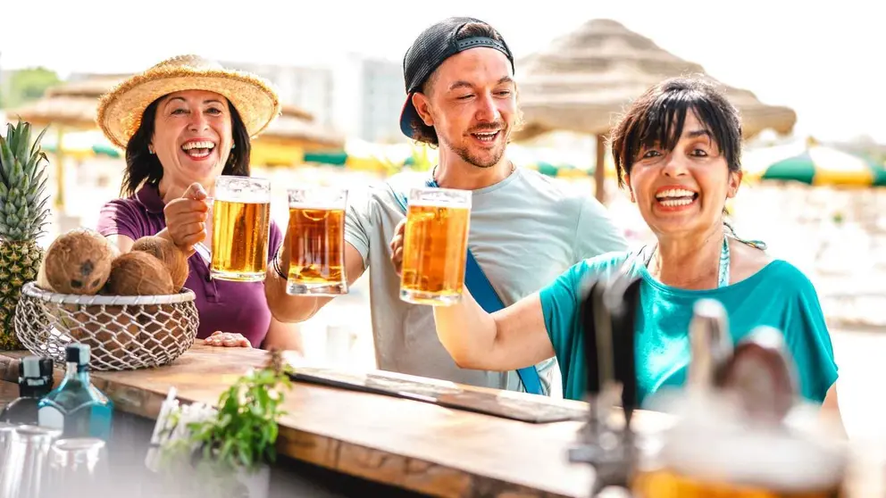 Personas bebiendo cerveza en un bar