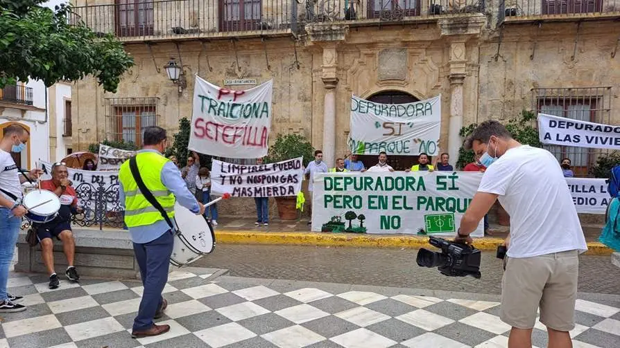 
<p>   LORA DEL R&Iacute;O (SEVILLA), 4 (EUROPA PRESS)</p>
<p>   La poblaci&oacute;n de Setefilla, perteneciente a Lora del R&iacute;o (Sevilla), est&aacute; siendo estos d&iacute;as escenario de movilizaciones vecinales contra la construcci&oacute;n de una depuradora de aguas residuales, un proyecto que seg&uacute;n los vecinos detractores del mismo afecta a un parque infantil y a las familias que habitan unas viviendas ubicadas a unos "escasos 70 metros" de donde han comenzado las obras.</p>
<p>   Seg&uacute;n el presidente de la asociaci&oacute;n vecinal Ermita, Javier Prieto Romero, el proyecto, promovido por el Ayuntamiento de Lora, comenz&oacute; all&aacute; por 2009 y la elecci&oacute;n del mencionado enclave para la nueva estaci&oacute;n depuradora de aguas fecales ya motiv&oacute; entonces las "quejas" de los residentes de la zona, ante lo cual habr&iacute;a sido propuesta una nueva ubicaci&oacute;n "a 2.000 metros de las viviendas y en terrenos no urbanizados", si bien la modificaci&oacute;n del proyecto no habr&iacute;a llegado a prosperar a cuenta de la anterior crisis econ&oacute;mica, seg&uacute;n Prieto Romero.</p>
<p>   El proyecto habr&iacute;a sido recientemente rescatado por el Ayuntamiento, actualmente gobernado por el popular Antonio Enamorado, con la ubicaci&oacute;n original del mismo, comenzando este mes las primeras obras, "para atender una nueva urbanizaci&oacute;n que se est&aacute; construyendo en Setefilla, pues sin esta infraestructura no se podr&aacute; obtener la licencia de primera ocupaci&oacute;n de las nuevas casas nuevas", seg&uacute;n la asociaci&oacute;n vecinal.</p>
<p>"PROBLEMAS DE OLORES"</p>
<p>   El presidente de la asociaci&oacute;n, en ese sentido, ha defendido que los residentes no rechazan la construcci&oacute;n de la depuradora, sino su instalaci&oacute;n "en el parque infantil del pueblo y junto a las casas", pues las familias temen "problemas de olores", exponiendo que la entidad ha interpuesto denuncias en la Fiscal&iacute;a y el Servicio de Protecci&oacute;n de la Naturaleza (Seprona) de la Guardia Civil.</p>
<p>   Ya este pasado domingo, as&iacute;, se celebraba una nutrida manifestaci&oacute;n con entre "250 y 300" personas, seg&uacute;n la asociaci&oacute;n, cuyo presidente ha denunciado que el alcalde popular "no ha cumplido su promesa" de localizar una nueva ubicaci&oacute;n para el proyecto, despu&eacute;s de m&aacute;s de seis a&ntilde;os al frente del Ayuntamiento. Adem&aacute;s, varios vecinos se han encadenado este lunes en el enclave, como medida de presi&oacute;n para impedir el avance de las obras.</p>
<p>EL AYUNTAMIENTO SE DEFIENDE</p>
<p>   El Ayuntamiento, de su lado, sostendr&iacute;a que no puede modificar la ubicaci&oacute;n escogida para el proyecto, al estar ya el mismo aprobado y contando con una financiaci&oacute;n espec&iacute;ficamente ligada al lugar elegido para la actuaci&oacute;n, agregando que alterar la iniciativa elevar&iacute;a unos 400.000 euros el coste de la misma. Adem&aacute;s, el Consistorio alega que cuenta con los informes t&eacute;cnicos favorables y que la instalaci&oacute;n prevista no repercutir&iacute;a en hedores.</p>
<p>   Igualmente, el Consistorio esgrimir&iacute;a que el Reglamento de actividades molestas, insalubres, nocivas y peligrosas invocado por los vecinos estar&iacute;a supuestamente desactualizado, mientras los vecinos recelan de la idea de que la depuradora no se traduzca finalmente en hedores y se&ntilde;alan el super&aacute;vit presupuestario del Ayuntamiento.</p>
      