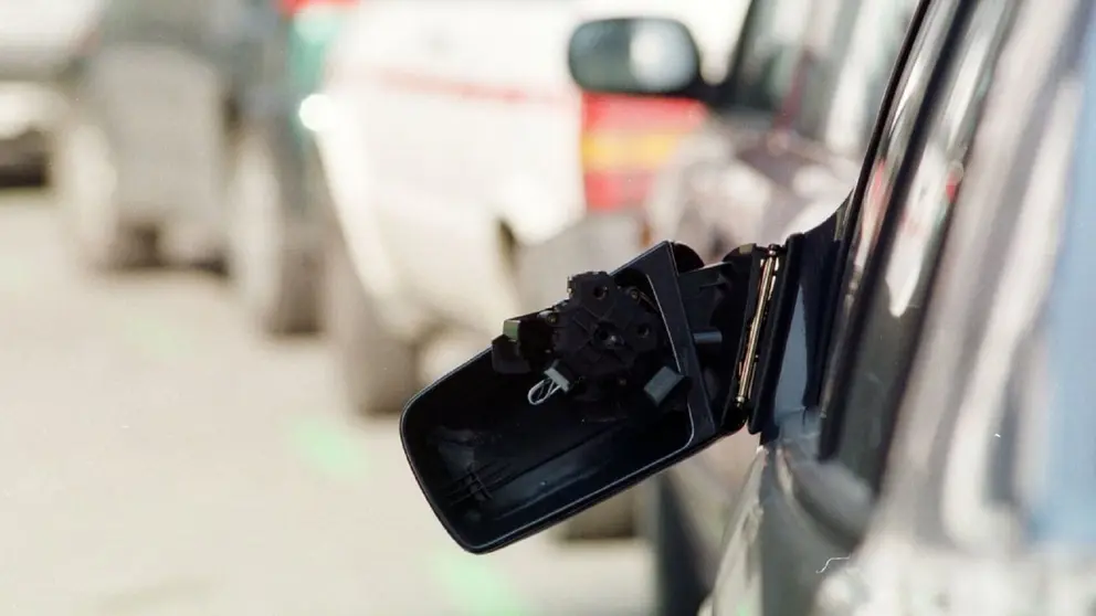 Un retrovisor de un coche destrozado