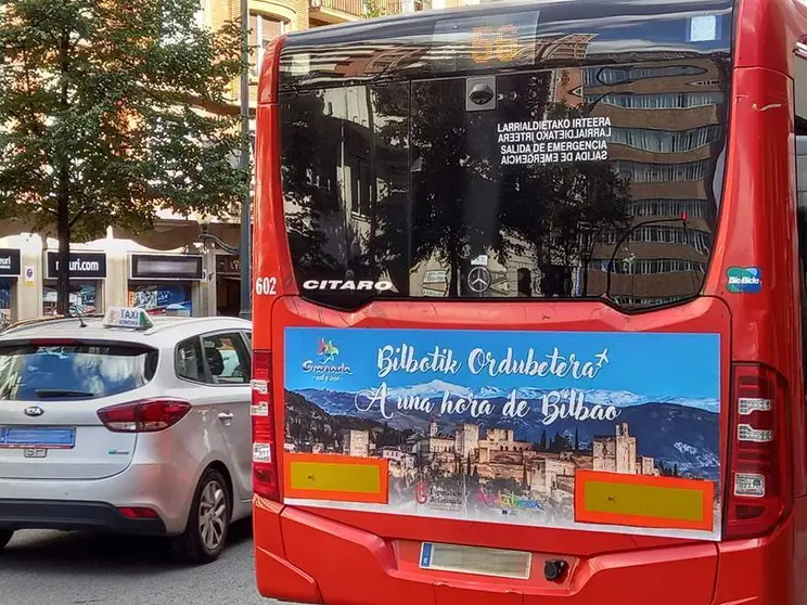 
<p>   GRANADA, 5 (EUROPA PRESS)</p>
<p>   Granada ha llegado durante dos semanas a Bilbao a trav&eacute;s de una campa&ntilde;a de publicidad del Patronato de Turismo de la Diputaci&oacute;n de Granada en marquesinas situadas en las calles, paradas de autob&uacute;s, estaciones del Metro y en la zona de Llegadas del Aeropuerto de Loiu, con la que se est&aacute; promocionando como un destino tur&iacute;stico ideal para una escapada.</p>
<p>   Con el eslogan 'A solo una hora' en euskera y castellano, los anuncios hacen hincapi&eacute; en lo cerca que tienen los vizca&iacute;nos la provincia de Granada gracias a la conexi&oacute;n a&eacute;rea de la compa&ntilde;&iacute;a Vueling, con dos frecuencias semanales, los lunes y s&aacute;bados. Las im&aacute;genes de los atractivos tur&iacute;sticos de Granada se muestran tambi&eacute;n en los laterales y traseras de autobuses vinilados que recorren las zonas m&aacute;s c&eacute;ntricas de la ciudad.</p>
<p>   El diputado provincial de Turismo, Enrique Medina, explica que el comienzo de esta acci&oacute;n se ha hecho coincidir con la asistencia a la feria Expovacaciones, que se ha celebrado del 1 al 3 de octubre en el Bilbao Exhibition Centre. En su opini&oacute;n, la participaci&oacute;n del Patronato en el evento, enfocado b&aacute;sicamente al turismo vacacional, "ha sido un &eacute;xito, ya que ha estado muy concurrida y el p&uacute;blico ha mostrado sus enormes ganas de viajar tras la pandemia".</p>
<p>   En este sentido, a&ntilde;ade que han podido constatar que el 90 por ciento de la gente que se ha acercado al stand "ya ten&iacute;a su viaje programado a Granada, con estancias medias de cuatro y cinco noches y su inter&eacute;s centrado en visitar la ciudad y en hacer turismo rural y activo por la provincia".</p>
<p>   La campa&ntilde;a de apoyo planificada de manera paralela a la feria, aunque con una duraci&oacute;n superior de 15 d&iacute;as, cubre medio centenar de marquesinas repartidas por lugares estrat&eacute;gicos de la capital vasca. Muestran tanto fotos fijas como v&iacute;deos de recursos tur&iacute;sticos emblem&aacute;ticos de la provincia de Granada, como la Alhambra, las playas de la Costa Tropical, los paisajes del Geoparque, los pueblos de La Alpujarra, la estaci&oacute;n de esqu&iacute; de Sierra Nevada y rutas de senderismo y cicloturismo.</p>
<p>   Aparte de en las calles y las paradas de autob&uacute;s m&aacute;s c&eacute;ntricas (Gran V&iacute;a y Plaza Moy&uacute;a), los mupis contratados en la acci&oacute;n se concentran en las estaciones de Metro m&aacute;s pr&oacute;ximas al recinto ferial de Expovacaciones (Ansio y Barakaldo) y en el aeropuerto de Bilbao. Asimismo, se han rotulado varios autobuses que realizan sus recorridos por las principales arterias de la ciudad.</p>
<p>   "Hemos buscado los mejores emplazamientos y hemos hecho coincidir la campa&ntilde;a con fechas de gran afluencia de gente para lograr el mayor impacto posible", indica Medina, que recuerda que la promoci&oacute;n est&aacute; incluida en convenio de acciones especiales firmado por el Patronato con la Empresa P&uacute;blica para la Gesti&oacute;n del Turismo y del Deporte de Andaluc&iacute;a.</p>
<p>   Uno de los objetivos perseguidos con la acci&oacute;n promocional es dar a conocer el vuelo directo que une Loiu con el Aeropuerto Federico Garc&iacute;a Lorca Granada-Ja&eacute;n. "Nos hemos dado cuenta que mucha gente lo desconoc&iacute;a y se ha sorprendido de lo f&aacute;cil que es ahora venir a nuestra provincia", se&ntilde;ala el diputado, que conf&iacute;a en que la campa&ntilde;a ayude a reflotar la demanda de visitantes procedentes del Pa&iacute;s Vasco.</p>
      