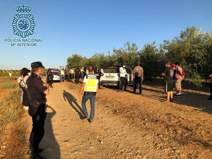 
<p>   SEVILLA, 6 (EUROPA PRESS)</p>
<p>   Agentes de la Polic&iacute;a Nacional han desarticulado en la provincia de Sevilla una organizaci&oacute;n formada por integrantes de una misma familia radicada en Carmona y dedicada a la explotaci&oacute;n laboral de decenas de ciudadanos extranjeros en situaci&oacute;n de precariedad. A los cinco detenidos se les imputan presuntos delitos de contra los derechos de los trabajadores, contra los derechos de los ciudadanos extranjeros y pertenencia a organizaci&oacute;n criminal, siendo detectadas al menos 32 v&iacute;ctimas explotadas en fincas agrarias de Alcal&aacute; del R&iacute;o.</p>
<p>   La investigaci&oacute;n se inici&oacute; a principios de a&ntilde;o, en el mes de enero, cuando los agentes tuvieron conocimiento a trav&eacute;s de una denuncia formulada en Navarra, de la existencia de dos personas v&iacute;ctimas de trata de seres humanos con fines de explotaci&oacute;n laboral en la provincia de Sevilla.</p>
<p>   Las gestiones policiales, llevadas a cabo por la Unidad de Redes de Inmigraci&oacute;n Ilegal y Falsedad Documental (UCRIF) de Sevilla, permitieron identificar a dos v&iacute;ctimas m&aacute;s, ambas de nacionalidad colombiana, destacando y coincidiendo entre sus manifestaciones el nombre de la persona para la que trabajaban, as&iacute; como las condiciones laborales ofrecidas con un salario paup&eacute;rrimo, sin contrato y sin ser dados de alta en la Seguridad Social, donde se aprovechaban de sus situaciones irregulares en Espa&ntilde;a.</p>
<p>   Durante el desarrollo de la investigaci&oacute;n, los agentes identificaron y localizaron a los integrantes de esta organizaci&oacute;n que ten&iacute;an un claro reparto de tareas, que iban desde la captaci&oacute;n de trabajadores, el transporte de los mismos hasta las fincas o el control en el campo por capataces.</p>
<p>JORNADAS INTERMINABLES SIN DERECHO A DESCANSO</p>
<p>   Una vez captados estos trabajadores eran hacinados en viviendas de la propia organizaci&oacute;n ubicadas en la localidad de Villanueva del R&iacute;o, donde viv&iacute;an en condiciones deplorables hasta 13 personas, en tan solo tres habitaciones.</p>
<p>   Los detenidos trasladaban a los trabajadores a las explotaciones agr&iacute;colas en furgonetas en las que viajaban m&aacute;s de una quincena y les cobraban 5 euros por cada porte, dinero que se descontaba del salario total. All&iacute; soportaban "jornadas interminables, sin derecho a descansos y obligados a trabajar aunque estuvieran enfermos", seg&uacute;n la Polic&iacute;a.</p>
<p>   La operaci&oacute;n policial culmin&oacute; con la detenci&oacute;n de cinco personas, entre ellas el cabecilla de la organizaci&oacute;n. A los arrestados se les imputan delitos contra los derechos de los trabajadores, contra los derechos de los ciudadanos extranjeros y pertenencia a organizaci&oacute;n criminal.</p>
      