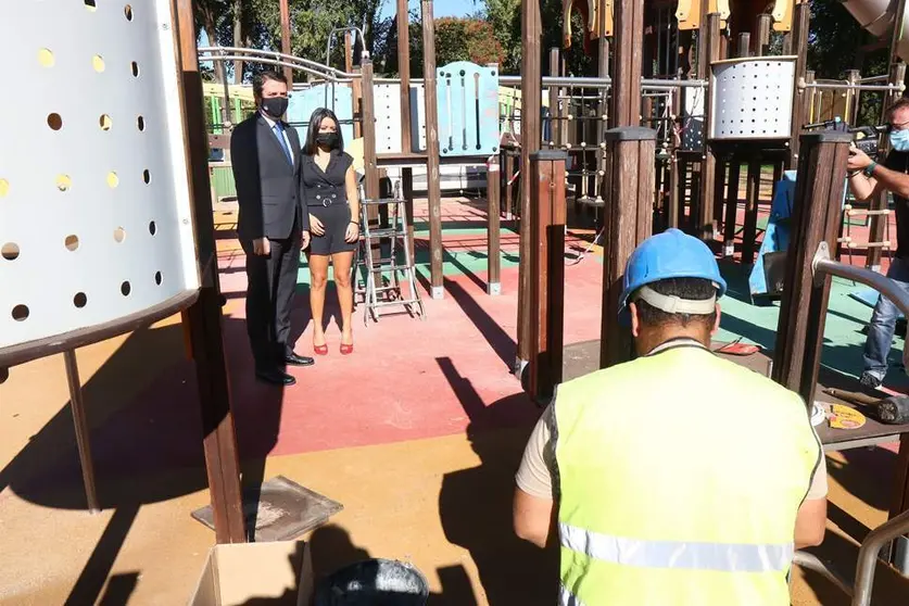 
<p>   C&Oacute;RDOBA, 6 (EUROPA PRESS)</p>
<p>   El alcalde de C&oacute;rdoba, Jos&eacute; Mar&iacute;a Bellido (PP), y la presidenta del Instituto Municipal de Gesti&oacute;n Medio Ambiental (Imgema), Cintia Bustos (PP), han informado este mi&eacute;rcoles sobre el inicio de los trabajos de reforma en la Ciudad de los Ni&ntilde;os y las Ni&ntilde;as, que el primer edil ha calificado como "renovaci&oacute;n profunda muy ambiciosa" con zonas nuevas accesibles e inclusivas, todo ello con una inversi&oacute;n de m&aacute;s de un mill&oacute;n de euros, que esperan concluir en los primeros meses de 2022.</p>
<p>   En declaraciones a los periodistas, el regidor ha detallado que "son 14 a&ntilde;os ya desde que se abriera por primera vez esta fant&aacute;stica instalaci&oacute;n" y ahora "hay que afrontar la actuaci&oacute;n m&aacute;s importante desde su apertura", puesto que "hab&iacute;a espacios que necesitaban ya importantes mejoras" al estar "muy deteriorados".</p>
<p>   De este modo, ha valorado que "va a haber nuevos juegos y zonas l&uacute;dicas actualizadas y mejores para todos los ni&ntilde;os" en la actuaci&oacute;n que se desarrollar&aacute; en dos fases, en las que se va a "redise&ntilde;ar todo el recinto"; se van a instalar nuevas atracciones; se van a mejorar las infraestructuras y la seguridad, y va a ser "un espacio adaptado", tambi&eacute;n "con gui&ntilde;os a la historia de la ciudad".</p>
<p>   Adem&aacute;s, ha comentado que habr&aacute; "zonas de teatro infantil y otras que van a permitir interpretar la naturaleza tan cerca del r&iacute;o". En total, ha apuntado que ser&aacute;n ocho &aacute;reas de esparcimiento, "que van a dar respuesta a las necesidades y los gustos de todas las familias, con columpios, zonas de arena y juegos de mesa".</p>
<p>   Igualmente, Bellido ha aseverado que "se va a contar con m&aacute;s elementos que van a adaptarse a las nuevas propuestas l&uacute;dicas" para "tener presente la relaci&oacute;n entre culturas que se ha dado a lo largo de la historia y que tanto caracteriza a la ciudad", al tiempo que "va a ser mucho m&aacute;s integradora", citando que contar&aacute; con "una inmensa mayor&iacute;a de juegos adaptados para todos los ni&ntilde;os", como aquellos que usen sillas de ruedas y quienes tengan "distintas capacidades visuales, auditivas o con trastorno del espectro autista".</p>
<p>   En palabras del primer edil, "va a ser la mejor zona l&uacute;dica y de juego infantil que ha habido nunca en la ciudad", a lo que ha agregado que "va a ser tambi&eacute;n una importante zona de encuentro y convivencia, donde independientemente de las necesidades y los recursos que dispongan la familia, a todos nos va a apetecer venir".</p>
<p>   Mientras, la edil ha explicado que el per&iacute;odo de ejecuci&oacute;n de las obras est&aacute; previsto en unos seis meses, "de manera que en los primeros meses de 2022 los m&aacute;s peque&ntilde;os podr&aacute;n volver a disfrutar de las instalaciones", ha afirmado Bustos, quien ha declarado que "el objetivo es seguir caminando en que la Ciudad de los Ni&ntilde;os y las Ni&ntilde;as no s&oacute;lo sea un lugar de esparcimiento para los m&aacute;s peque&ntilde;os, sino que sea un lugar donde aprender jugando".</p>
<p>LAS &Aacute;REAS</p>
<p>   En concreto, el &aacute;rea central har&aacute; "una alusi&oacute;n a las tres culturas que se asentaron en la ciudad", unida a dos zonas multijuegos con un puente, que "se caracterizar&aacute;n por ser zonas inclusivas pr&aacute;cticamente en su totalidad, gracias a su f&aacute;cil acceso a trav&eacute;s del suelo y las amplias rampas, adem&aacute;s de diferentes paneles completamente accesibles para los m&aacute;s peque&ntilde;os", y habr&aacute; dos torres de gran altura de las que descender&aacute;n diferentes toboganes y "permitir&aacute;n el acceso a los m&aacute;s peque&ntilde;os que necesite hacer uso de sillas de ruedas", seg&uacute;n ha dicho.</p>
<p>   Otra de las &aacute;reas ser&aacute; de las artes esc&eacute;nicas y contar&aacute; con un teatro romano con gradas a diferentes alturas, adem&aacute;s de poder protegerse en caso de lluvia, as&iacute; como con una casita de gui&ntilde;ol "completamente accesible", con peque&ntilde;as bancadas y diferentes juegos en la zona exterior.</p>
<p>   En otra &aacute;rea habr&aacute; juegos de mesa, con un ajedrez y damas gigantes, as&iacute; como diferentes juegos pintados en el suelo, como el tres en raya, la rayuela, la oca y otros; mientras que los pasillos centrales del parque ser&aacute;n el &aacute;rea de los sentidos, "para que los m&aacute;s peque&ntilde;os puedan hacer uso de diferente juegos, como musicales, destinados a la vista y un panel central gigante de la m&uacute;sica, donde contar&aacute;n con un abecedario en braille".</p>
<p>   Adem&aacute;s, el pasillo central terminar&aacute; con un observatorio de aves y el Centro de Interpretaci&oacute;n de Aves, "al estar en un sitio id&oacute;neo, con el zool&oacute;gico, el Real Jard&iacute;n Bot&aacute;nico y la zona contigua al r&iacute;o", ha elogiado Bustos, quien ha a&ntilde;adido que en otra &aacute;rea habr&aacute; un observatorio de estrellas con paneles informativos, adem&aacute;s de las &aacute;reas de juegos de arena y de columpios, donde "se cambiar&aacute;n los carruseles", entre otras acciones.</p>
<p>   Todo ello teniendo en cuenta la inclusi&oacute;n, ha insistido la concejal, quien ha resaltado "el car&aacute;cter educativo que siempre ha primado", por lo que "en todo momento estar&aacute; respaldado por un proyecto educativo del departamento del Imgema y de la Universidad de C&oacute;rdoba", con "m&aacute;s de 40 docentes que permitir&aacute;n no s&oacute;lo las nuevas instalaciones, sino tambi&eacute;n el trabajo en las ciencias experimentales como se ha trabajado hasta ahora y puedan tambi&eacute;n aprender ciencias sociales, m&uacute;sica y otras artes".</p>
<p>ACTUACIONES EN EL R&Iacute;O</p>
<p>   En otro orden de cosas, sobre actuaciones en el r&iacute;o Guadalquivir a su paso por la ciudad, el alcalde ha asegurado que se va a recuperar el proyecto sobre el Molino de la Albolafia por parte de la Delegaci&oacute;n de Casco Hist&oacute;rico.</p>
<p>   Y respecto a la limpieza, donde "actu&aacute;n muchos agentes", Bellido ha apuntado que "ya hay una actuaci&oacute;n que Sadeco anunci&oacute; hace muy poco". "Cuando se dice limpieza, se refiere a actuar en los m&aacute;rgenes, no s&oacute;lo recogiendo la basura y la suciedad que hay, sino quitando aquello que ya sea vegetaci&oacute;n de acarreos", ha puntualizado.</p>
<p>   No obstante, "para actuaciones m&aacute;s profundas, las &uacute;ltimas que se hicieron fueron precisamente por la Confederaci&oacute;n Hidrogr&aacute;fica del Guadalquivir (CHG), hace unos ocho a&ntilde;os", al ser "el cauce del r&iacute;o, que es su competencia", ha recordado.</p>
      