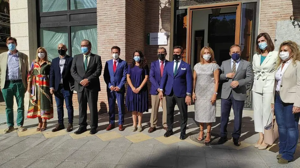 
<p>   ALMU&Ntilde;&Eacute;CAR (GRANADA), 6 (EUROPA PRESS)</p>
<p>   La Delegaci&oacute;n de Regeneraci&oacute;n, Justicia y Administraci&oacute;n Local de la Junta en Granada est&aacute; ultimando las obras de adaptaci&oacute;n de la nueva sede judicial de Almu&ntilde;&eacute;car, en la calle &Iacute;trabo, que va a permitir duplicar el espacio de la actual, ya que contar&aacute; con una superficie de m&aacute;s de 1.400 metros cuadrados, y que permitir&aacute; ubicar en un mismo inmueble los dos juzgados de Primera Instancia e Instrucci&oacute;n del partido judicial, y acabar as&iacute; con la dispersi&oacute;n de sedes.</p>
<p>   La inversi&oacute;n prevista para este proyecto supera los 870.000 euros entre alquiler, obras y dotaci&oacute;n de mobiliario. As&iacute; lo ha explicado este mi&eacute;rcoles en una visita a la obra el viceconsejero de Turismo, Regeneraci&oacute;n, Justicia y Administraci&oacute;n Local, Manuel Alejandro Cardenete, junto con el presidente del Tribunal Superior de Justicia de Andaluc&iacute;a (TSJA), Lorenzo del R&iacute;o, y la primera teniente de alcalde de Almu&ntilde;&eacute;car, Beatriz Gonz&aacute;lez.</p>
<p>   En la visita han estado acompa&ntilde;ados, entre otros, por la secretaria general para la Justicia, Mar&iacute;a Jos&eacute; Torres; el director general de Infraestructuras y Modernizaci&oacute;n Digital, Miguel &Aacute;ngel Reyes; el delegado territorial de Justicia de la Junta en Granada, Enrique Barchino, y el juez decano de Almu&ntilde;&eacute;car, N&eacute;stor Porto.</p>
<p>   De los 700 metros cuadrados con que los juzgados de Primera Instancia e Instrucci&oacute;n 1 y 2 cuentan en la actualidad, se pasar&aacute; a m&aacute;s de 1.400, incluyendo las oficinas de Registro Civil y servicios complementarios, lo que permitir&aacute; "duplicar el espacio" en una sola sede, ha detallado Cardenete, que ha explicado el doble objetivo de mejorar las instalaciones con un edificio "adecuado a las necesidades" de usuarios y agentes judiciales.</p>
<p>   El viceconsejero de Justicia ha indicado que el contar con m&aacute;s espacio facilitar&aacute; la puesta en marcha de "una sala para videoconferencias", ya que  "este tipo de sistemas viene para quedarse" tras la pandemia del coronavirus, una sala Gesell para toma de declaraciones de v&iacute;ctimas vulnerables, espacios para una adecuada atenci&oacute;n a la v&iacute;ctima de violencia de g&eacute;nero, y sala de espera "adecuada" en el Registro Civil, todo ello en el marco de una "puesta en valor de cerca de 800.000 euros", desglosado en 400.000 de alquiler para cuatro a&ntilde;os, 300.000 de adaptaci&oacute;n de edificio, y 100.000 en mobiliario nuevo.</p>
<p>   Cardenete, que ha estimado la apertura del nuevo edificio de juzgados de Almu&ntilde;&eacute;car "para finales de a&ntilde;o o principios de 2022", se ha congratulado de que la Junta facilite as&iacute; un espacio para "lo que tiene que ser el futuro de la Justicia", apoyada de forma esencial en el uso de las nuevas tecnolog&iacute;as y la digitalizaci&oacute;n.</p>
<p>   Por su parte, Lorenzo del R&iacute;o ha indicado a los medios que cuando se inaugure de forma oficial este edificio ser&aacute; un "d&iacute;a importante para Almu&ntilde;&eacute;car" y ha resaltado que le "preocupaba mucho" este asunto en tanto las dos sedes actuales "no procuraban" en cierto modo "una Justicia digna" al ciudadano, lo que se ha visto agravado con la pandemia.</p>
<p>   "La justicia es un servicio p&uacute;blico", ha detallado Del R&iacute;o, quien ha afirmado que "merece la pena que se felicite a la Consejer&iacute;a", en tanto que ha acometido un proyecto que lleva "muchos a&ntilde;os demandando desde el Tribunal Superior", y tambi&eacute;n el Ayuntamiento.</p>
      