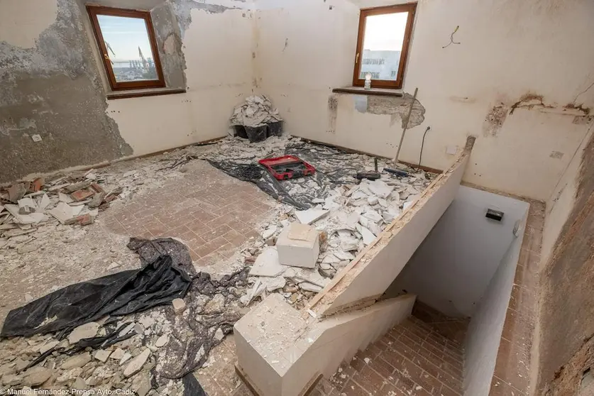 
<p>   C&Aacute;DIZ, 7 (EUROPA PRESS)</p>
<p>   El Ayuntamiento de C&aacute;diz, a trav&eacute;s del Instituto de Fomento, Empleo y Formaci&oacute;n (IFEF), ha iniciado esta semana las obras de conservaci&oacute;n, mantenimiento y adecuaci&oacute;n del Torre&oacute;n y del paseo superior de las Puertas de Tierra, que se convertir&aacute; en un centro de interpretaci&oacute;n de la arquitectura defensiva de la ciudad, poniendo as&iacute; en valor este espacio y el sistema defensivo de C&aacute;diz, a la vez que se ampliar&aacute; la oferta tur&iacute;stica y cultural de la ciudad.</p>
<p>   Seg&uacute;n ha indicado el Ayuntamiento en una nota, esta actuaci&oacute;n, que se enmarca dentro del proyecto de recuperaci&oacute;n y valorizaci&oacute;n del patrimonio mar&iacute;timo, militar e industrial del litoral del espacio atl&aacute;ntico, la est&aacute; realizando la empresa Se&ntilde;alizaciones Jica Andaluc&iacute;a S.L., y es cofinanciada en un 75% por la Uni&oacute;n Europea a trav&eacute;s del fondo europeo de desarrollo regional (Feder) dentro del marco de la iniciativa Interreg-Aatl&aacute;ntico, enmarcado en el objetivo de Cooperaci&oacute;n Territorial Europea Transnacionales e Interregionales, programaci&oacute;n 2014-2020.</p>
<p>   El Ayuntamiento ha recordado que este proyecto tambi&eacute;n incluye la producci&oacute;n audiovisual de experiencia inmersiva, videomapping 3D, que se proyectar&aacute; en el espacio interior de la sala superior del Torre&oacute;n, as&iacute; como el suministro del equipamiento requerido por la misma para puesta en valor del Torre&oacute;n de las Puertas de Tierra y los glacis del Frente de Tierra.</p>
<p>   El concejal de Fomento y Empleo, Carlos Paradas, ha explicado que con este proyecto "se va a poner en valor la visita al Torre&oacute;n de las Puertas de Tierra, mediante una experiencia de realidad inmersiva en la que se profundizar&aacute; en la historia de la arquitectura defensiva, de los glacis, de las torres y de las ciudades amuralladas en zonas costeras". As&iacute;, "vamos a recuperar un espacio hist&oacute;rico y cultural para la ciudadan&iacute;a", ha a&ntilde;adido.</p>
<p>   No obstante, al no ser el Torre&oacute;n un espacio accesible para las personas con movilidad reducida, est&aacute; previsto replicar el contenido en otro formato en la sala de la planta baja de las Puertas de Tierra. "De esta forma estamos construyendo un producto cultural para todos y todas", ha destacado el edil.</p>
<p>   La producci&oacute;n audiovisual dise&ntilde;ada para todos los p&uacute;blicos tendr&aacute; car&aacute;cter l&uacute;dico, pero tambi&eacute;n educativo, did&aacute;ctico y cultural. Sin perder en ning&uacute;n momento el rigor hist&oacute;rico de los acontecimientos, acercar&aacute; el patrimonio militar y defensivo de la ciudad a la ciudadan&iacute;a y visitantes, haci&eacute;ndole disfrutar y pasar un rato agradable acerc&aacute;ndole a los contenidos hist&oacute;ricos de una manera did&aacute;ctica pero a la vez divertida. Dicho contenido se ofrecer&aacute; en espa&ntilde;ol e ingl&eacute;s.</p>
<p>   "Adem&aacute;s de ampliar la oferta tur&iacute;stica con esta iniciativa, tambi&eacute;n se va a potenciar la oferta educativa y did&aacute;ctica de la ciudad, pensando tanto en grupos escolares y no especializados, como en investigadores con un mayor grado de profesionalizaci&oacute;n", ha concluido Paradas.</p>
      