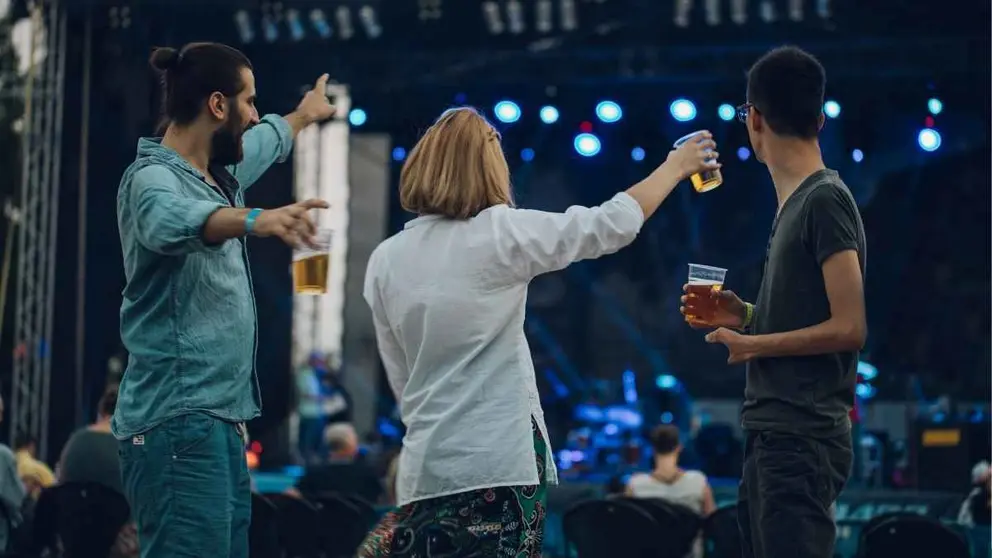 J&oacute;venes con cerveza en un concierto