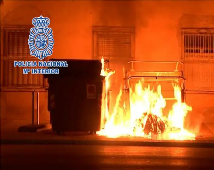 
<p>   ALMER&Iacute;A, 8 (EUROPA PRESS)</p>
<p>   Agentes de la Polic&iacute;a Nacional en Almer&iacute;a han detenido a un hombre que presuntamente prendi&oacute; fuego de manera intencionada a un contenedor de basura, lo que origin&oacute; un incendio que se extendi&oacute; con llamas que alcanzaron la altura de un cuarto piso.</p>
<p>   Los hechos se registraron en la madrugada del mi&eacute;rcoles en la calle Calzada de Castro de la capital y fue la llamada de un testigo a la central CIMACC 091 la que alert&oacute; a la Polic&iacute;a Nacional del incendio de varios contenedores en dicha calle.</p>
<p>   Los agentes se personaron r&aacute;pidamente en el lugar observando que un contenedor de aseo urbano estaba ardiendo, con llamas de hasta seis metros de altura, propag&aacute;ndose a uno de los contenedores aleda&ntilde;os.</p>
<p>   Las patrullas intentaron sofocar el fuego con los extintores que portaban los veh&iacute;culos policiales si bien finalmente fue necesaria la presencia de bomberos para poder extinguir plenamente el fuego que calcin&oacute; completamente dos contenedores, y afect&oacute; al muro de un colegio, al cableado que pasaba sobre los contenedores, y a un &aacute;rbol.</p>
<p>   Unos metros m&aacute;s abajo, y gracias a la colaboraci&oacute;n ciudadana, la Polic&iacute;a Nacional localiz&oacute; en el puente de Avenida del Mediterr&aacute;neo al autor de los hechos, un var&oacute;n de 34 a&ntilde;os de edad, quien iba acompa&ntilde;ado de su mujer y sus tres hijos menores de edad.</p>
<p>   Durante el cacheo de seguridad al que fue sometido el arrestado, los agentes le intervinieron el encededor con el que hab&iacute;a originado el fuego. El hombre ha sido puesto a disposici&oacute;n del Juzgado de Instrucci&oacute;n 5 de Almer&iacute;a como presunto autor de un delito de da&ntilde;os.</p>
      