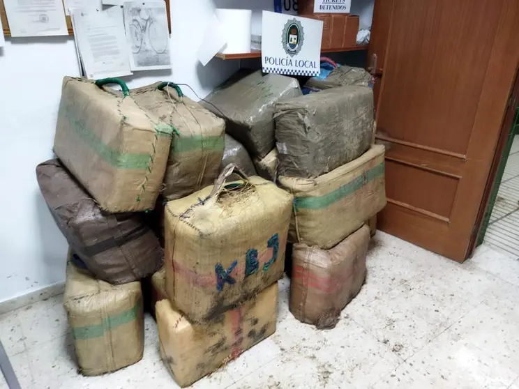 
<p>   PUNTA UMBR&Iacute;A (HUELVA), 8 (EUROPA PRESS)</p>
<p>   Agentes de la Polic&iacute;a Local de Punta Umbr&iacute;a (Huelva), en colaboraci&oacute;n con la Guardia Civil, han abortado en la noche de este jueves la descarga de un alijo de hach&iacute;s en el paseo Almirante P&eacute;rez de Guzm&aacute;n de la localidad puntaumbrie&ntilde;a. En el operativo, los agentes, junto con el Instituto Armado, han intervenido 32 fardos de hach&iacute;s y detenido a cuatro personas en una operaci&oacute;n conjunta, que sigue abierta y bajo investigaci&oacute;n.</p>
<p>   La actuaci&oacute;n de la Polic&iacute;a Local puntaumbrie&ntilde;a comenz&oacute; cuando una patrulla, que realizaba labores de vigilancia por la r&iacute;a de Punta Umbr&iacute;a, detect&oacute; a varias personas vestidas de negro y encapuchadas que descargaban la mercanc&iacute;a desde una embarcaci&oacute;n a una furgoneta en el paseo Almirante P&eacute;rez de Guzm&aacute;n, a la altura de la plaza de la Pe&ntilde;a, seg&uacute;n ha informado el Consistorio en una nota de prensa.</p>
<p>   Los agentes avisaron a la Guardia Civil y comenzaron el dispositivo en el que se paraliz&oacute; la descarga de hach&iacute;s y tras el que "se detuvo a cuatro de los encapuchados que llevaban la droga a tierra".</p>
<p>   Del mismo modo, los agentes de la Benem&eacute;rita tambi&eacute;n interceptaron la furgoneta en la autov&iacute;a que une Punta Umbr&iacute;a con Huelva. Tanto la droga incautada como los detenidos ha sido custodiados por la Guardia Civil.</p>
      