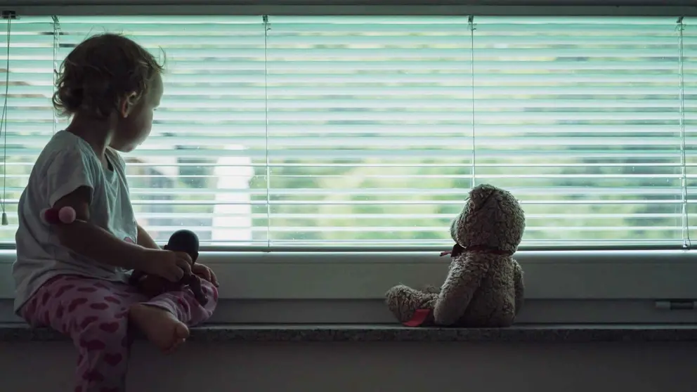 un ni&ntilde;o con un peluche