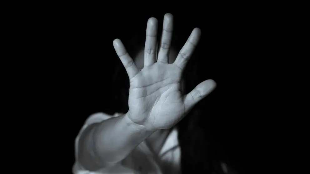 Agrede sexualmente a la hija de su pareja amenaz&aacute;ndola con un machete en Rota