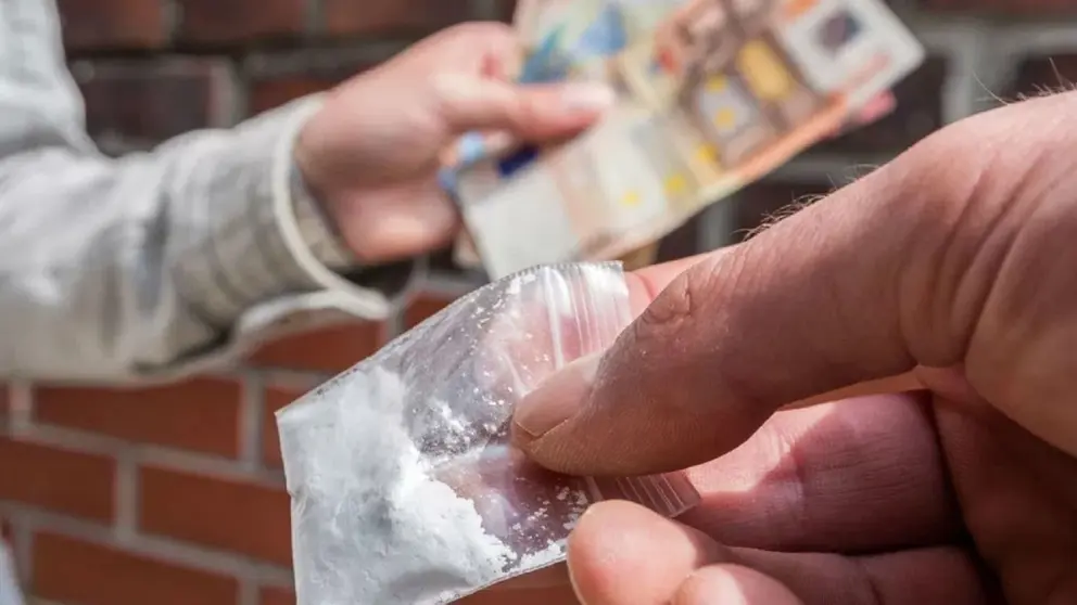 Un hombre vende droga en pleno centro de El Puerto