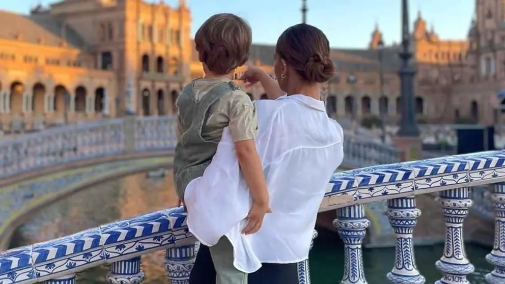 As&iacute; es la foto de Eva Gonz&aacute;lez y su hijo en Sevilla de la que todos hablan