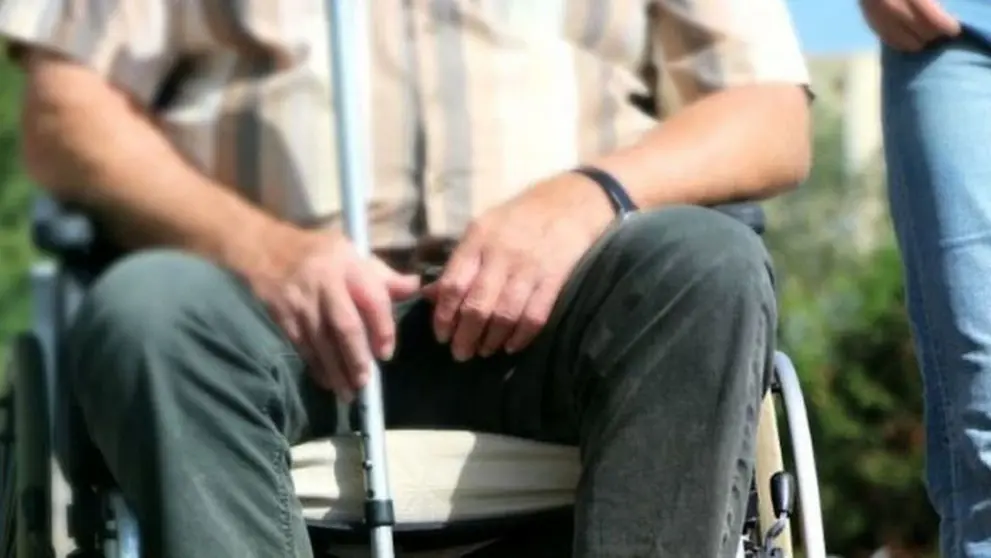 Hombre en silla de ruedas