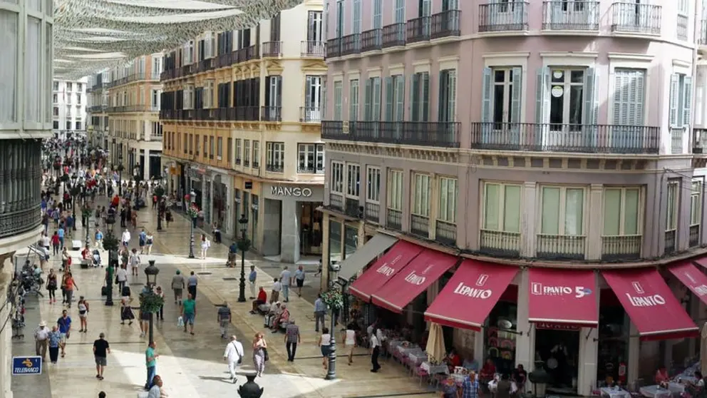 La c&eacute;ntrica calle Larios en M&aacute;laga