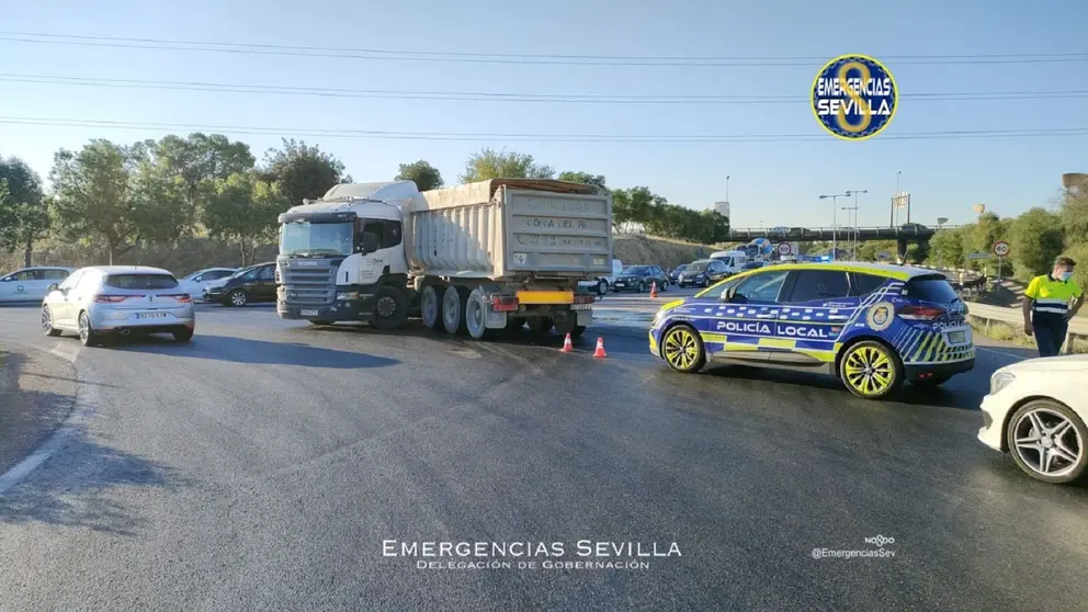 Cami&oacute;n accidentado en Sevilla