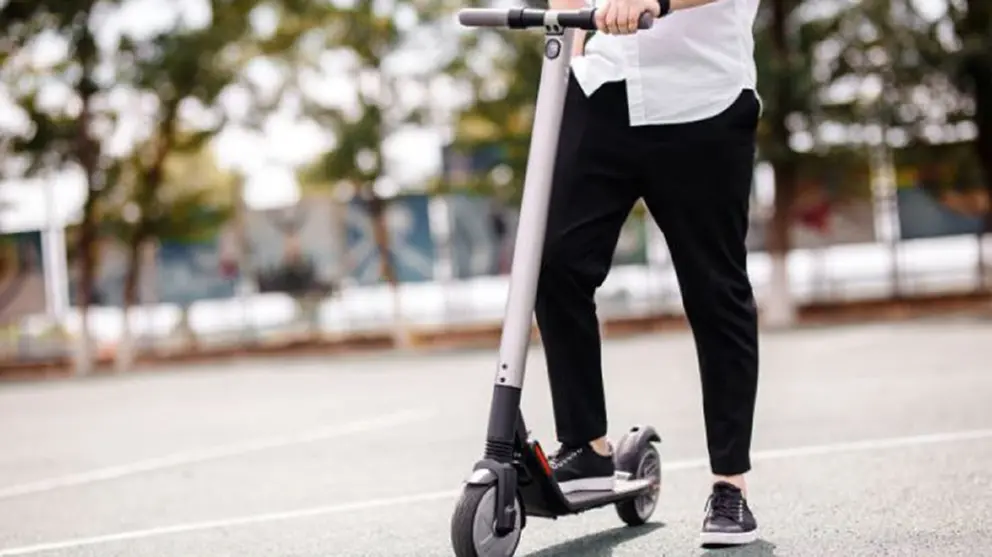 Una mujer ha sido atropellada por un patinete