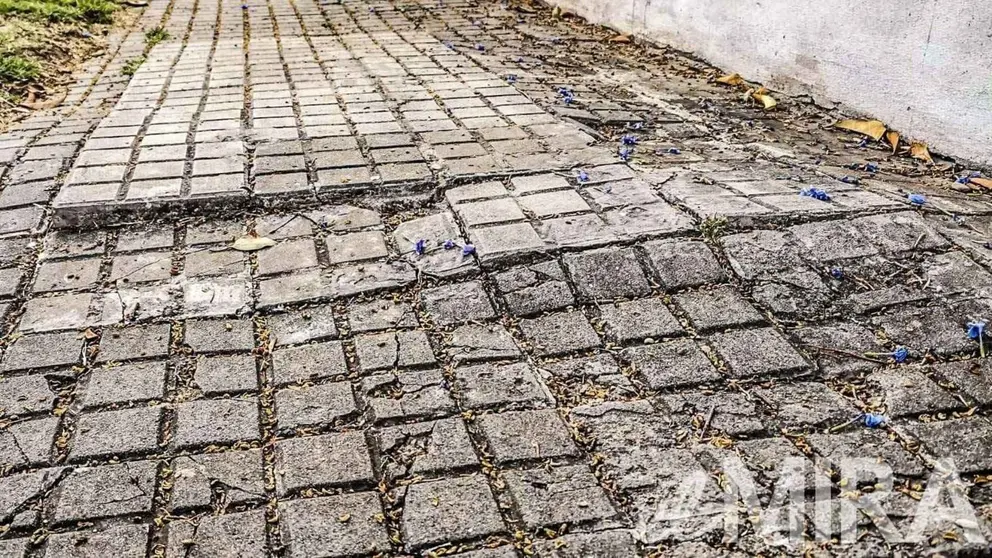 Una mujer herida tras caer por el mal estado de la acera en Jerez