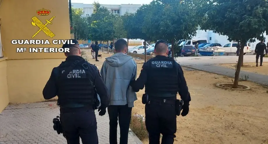 
<p>   SEVILLA, 26 (EUROPA PRESS)</p>
<p>   La Guardia Civil ha detenido a tres personas e investiga a cinco m&aacute;s, con edades comprendidas entre los 17 y los 30 a&ntilde;os, acusadas de delitos de pertenencia a organizaci&oacute;n criminal, robo con fuerza, tenencia il&iacute;cita de armas y falsedad documental, entre otros, as&iacute; como ha realizado, en el marco de la Operaci&oacute;n KamalII, dos registros domiciliarios en Sevilla capital y Dos Hermanas (Sevilla).</p>
<p>   El grupo criminal se dedicaba presuntamente a sustraer armas en los meses de temporada de caza, aprovechando el momento en el que los cazadores paran en las ventas de carretera para desayunar para robarles las armas dentro de los veh&iacute;culos. Los ahora detenidos usaban estas armas posteriormente para cometer robos en naves industriales, cl&iacute;nicas veterinarias, talleres y tiendas de animales, ha explicado la Guardia Civil en una nota de prensa.</p>
<p>   Con la desarticulaci&oacute;n de esta red, se han esclarecido hasta 21 robos con fuerza en las cosas, dos delitos de usurpaci&oacute;n del estado civil y un delito de falsificaci&oacute;n de documentos, instruy&eacute;ndose diligencias que han reca&iacute;do en el Juzgado de Primera Instancia e Instrucci&oacute;n n&uacute;mero 1 de Osuna (Sevilla).</p>
<p>   El Instituto Armado ha constatado una "intensa movilidad territorial" del grupo criminal, que supuestamente habr&iacute;a cometido hechos delictivos en numerosas provincias espa&ntilde;olas, entre las que se encuentran Murcia, Almer&iacute;a, Granada, Huelva, Sevilla, Badajoz y C&aacute;diz. De hecho, la organizaci&oacute;n pose&iacute;a una estructura que, por un lado, distribu&iacute;a la tareas y, por otro, la jerarqu&iacute;a.</p>
<p>   La operaci&oacute;n ha sido realizada por el Grupo de Investigaci&oacute;n de la Guardia Civil de la Compa&ntilde;&iacute;a de Osuna y se ha completado con un gran despliegue de medios del Instituto Armado, contando con el apoyo de la Unidad Org&aacute;nica de Polic&iacute;a Judicial de Sevilla, Grupos de Reserva y Seguridad (GRS) y Unidades Caninas especializadas en armas y papel moneda.</p>
      