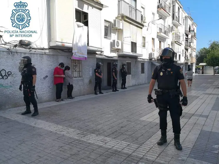 
<p>   SEVILLA, 26 (EUROPA PRESS)</p>
<p>   La Polic&iacute;a Nacional ha desarticulado "por completo" el clan de 'Los Rilones' tras una nueva operaci&oacute;n desplegada en la barriada Santa Isabel (Esquina del Gato), en San Juan de Aznalfarache (Sevilla), en la que ha detenido a nueve personas, entre ellas, el cabecilla de esta red delictiva, a la que se le imputan delitos de tr&aacute;fico de drogas y asociaci&oacute;n il&iacute;cita.</p>
<p>   En una nota de prensa, la Polic&iacute;a ha informado este martes de que, en la operaci&oacute;n, se han efectuado ocho registros en viviendas de la barriada sanjuanera, concretamente, en las calles Uruguay, Argentina y Doctor Fleming. Registros que han culminado con el hallazgo de 64 gramos de coca&iacute;na de "levad&iacute;sima pureza", 221 gramos de hach&iacute;s, 2.680 euros en efectivo, tres balanzas de precisi&oacute;n, adem&aacute;s de diez armas blancas de catalogaci&oacute;n prohibida, as&iacute; como un arma de fuego simulada.</p>
<p>   Las investigaciones apuntan a que los arrestados se dedicaban presuntamente a la venta de sustancias estupefacientes mediante el menudeo de coca&iacute;na, hero&iacute;na, polen y resina de hach&iacute;s. Con esta nueva operaci&oacute;n policial, son ya tres los operativos practicados en este barrio de San Juan de Aznalfarache durante las &uacute;ltimas dos semanas para desarticular los clanes dedicados al tr&aacute;fico de drogas, ha recordado la Polic&iacute;a.</p>
<p>   En el despliegue policial han participado agentes de la Unidad de Prevenci&oacute;n y Reacci&oacute;n (UPR) especializados en la entrada y aseguramiento de inmuebles, y que habitualmente se encargan de garantizar la seguridad en la conflictiva barriada sanjuanera, siendo apoyados por dos equipos de la unidad de Gu&iacute;as caninos.</p>
      