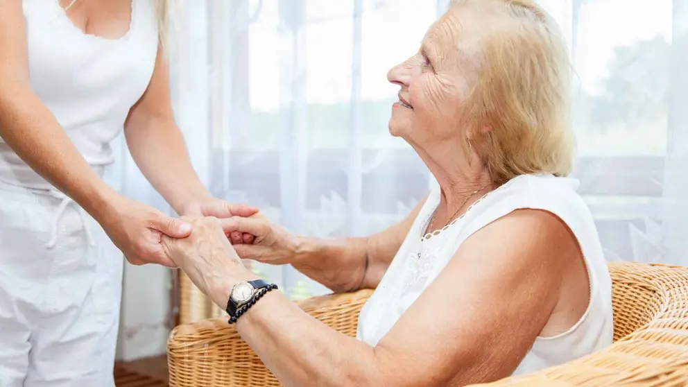 un delito de apropiaci&oacute;n indebida de m&aacute;s de 107.000 euros de las dos ancianas a las que cuidaban.