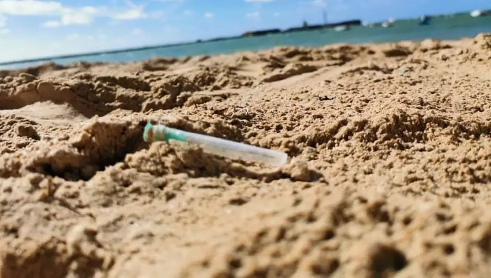 Jeringuillas en la playa de la Caleta de C&aacute;diz