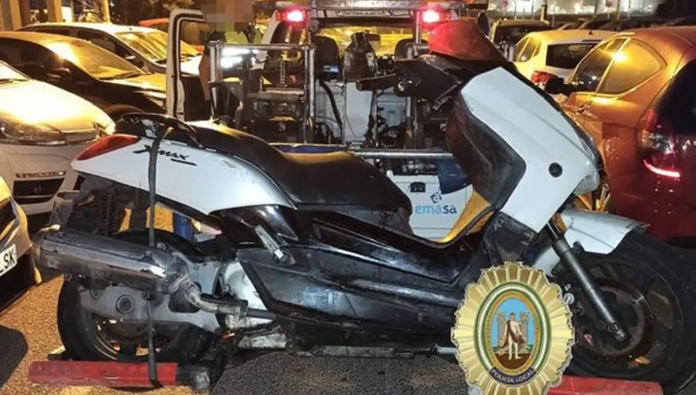 Moto intervenida tras el atropello a un Polic&iacute;a Local