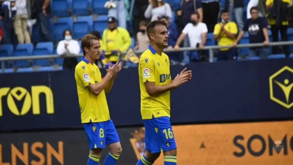 Juan Cala y &Aacute;lex Fern&aacute;ndez aplauden a la grada tras el partido ante el RCD Mallorca