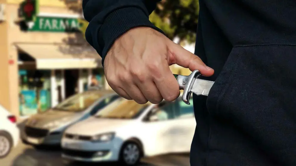 Atracan una farmacia en Jerez a punta de navaja y se llevan todo el dinero