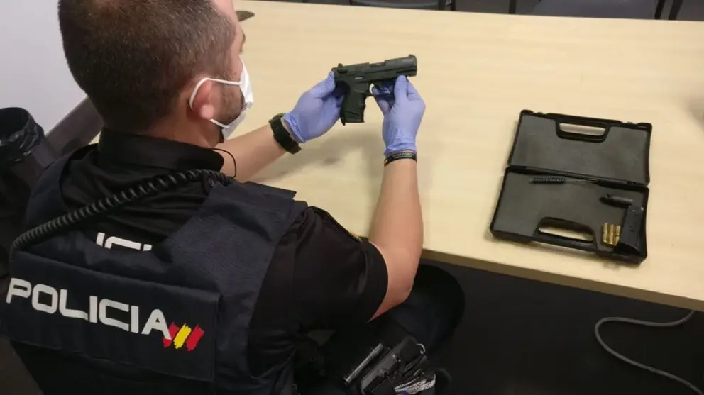 Un hombre ha sido detenido por amenazar con un arma detonadora a varias personas en plena calle