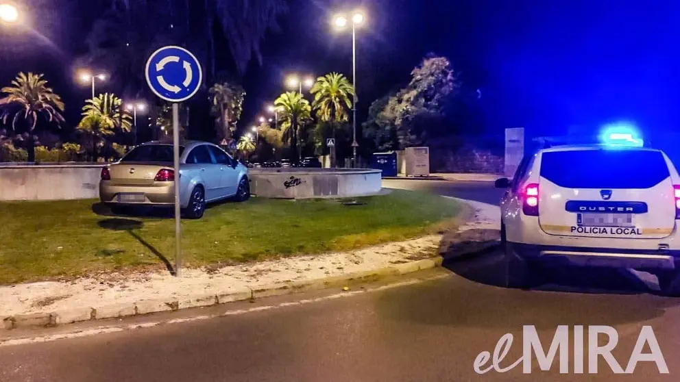 Estrellado contra una rotonda de Jerez de madrugada y bebido