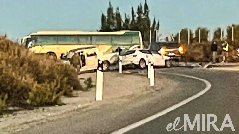 Un hombre ha muerto en un accidente entre un autob&uacute;s y dos coches en Jerez