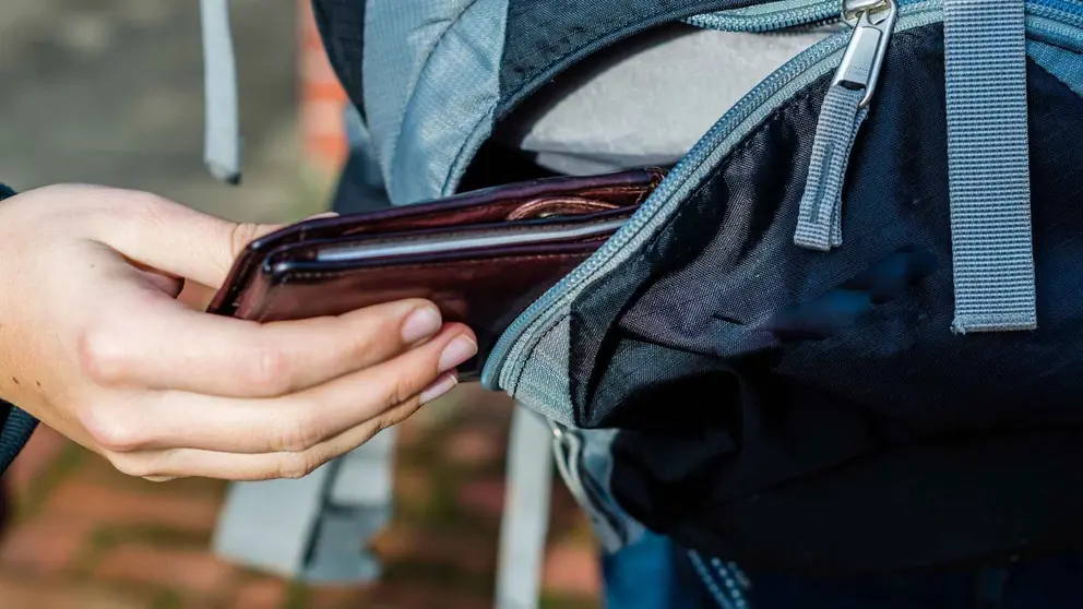 para atemorizarlos y arrebatarles tanto sus carteras como los tel&eacute;fonos m&oacute;viles.