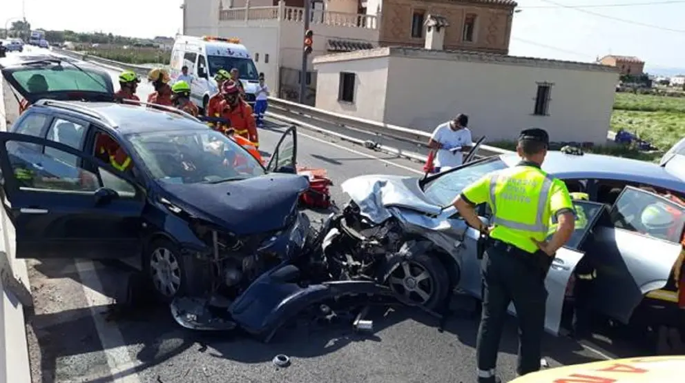 Una persona ha muerto tras un impactante choque entre dos coches en Villaverde