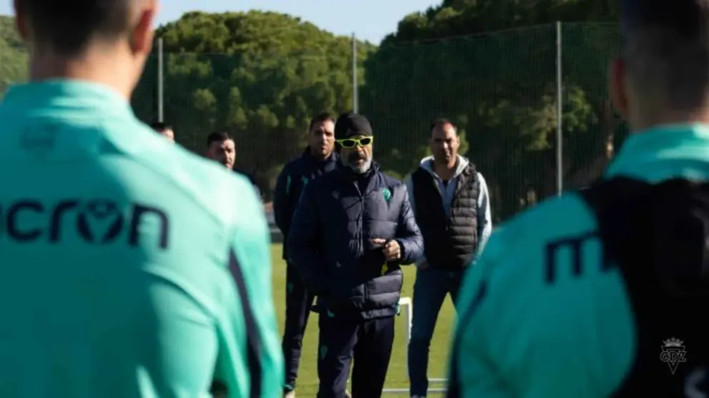 &Aacute;lvaro Cervera dirige la sesi&oacute;n de entrenamiento del C&aacute;diz CF