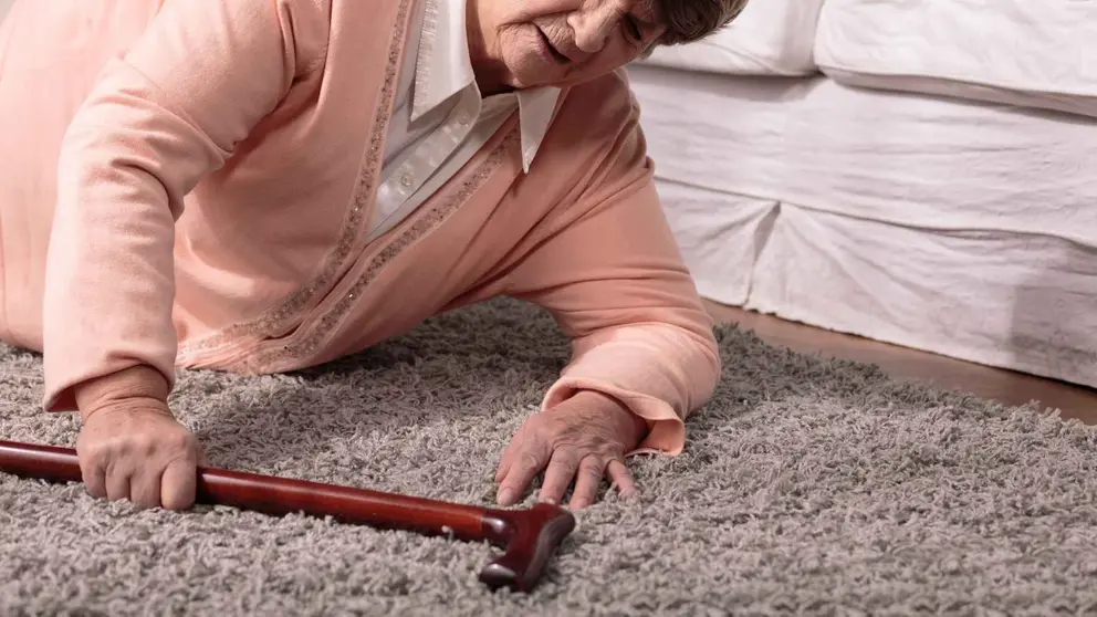 Dos ancianos son rescatados por la Polic&iacute;a Nacional en Jerez tras caer al suelo por un golpe