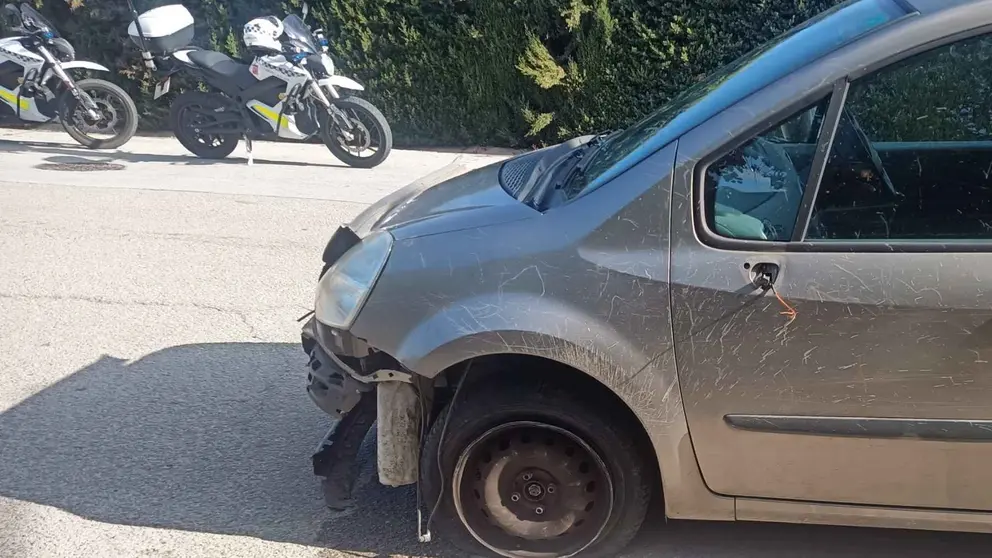 Una mujer se estrella todo bebida en Jerez contra un coche y se da a la fuga