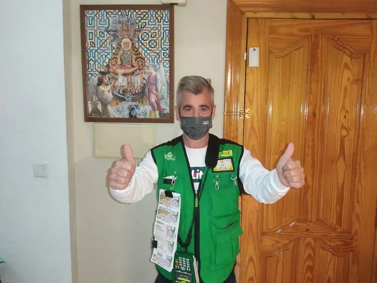 
<p>   GRANADA, 11 (EUROPA PRESS)</p>
<p>   El Sorteo Extraordinario del 11/11 de la ONCE ha dejado su mayor premio, dotado con once millones, en la localidad granadina de Otura, donde Juan Carlos Montalb&aacute;n --que cumplir&aacute; el pr&oacute;ximo d&iacute;a 21 dos a&ntilde;os como vendedor de la ONCE-- vendi&oacute; la serie agraciada con esa fortuna.</p>
<p>   Tiene su punto de venta a la entrada del Mercadona de Otura, aunque tambi&eacute;n cubre bares de una ruta que comprende los municipios de Churriana y Alhend&iacute;n, ha explicado la ONCE en una nota.</p>
<p>   En la noche de este jueves, cuando ha recibido la llamada de la ONCE para confirmarle que hab&iacute;a dado el mayor premio del Extra del 11/11, se ha puesto "muy nervioso".</p>
<p>   "Es que he pensado que pod&iacute;a dar el premio. Esta ma&ntilde;ana se lo he pedido al Se&ntilde;or y a mi madre que est&aacute; en el cielo --relata--, que ten&iacute;a que dar un premio para que los clientes estuvieran contentos, pero tanto no, no pensaba que fuera a ser el gordo de los once millones".</p>
<p>   Montalb&aacute;n reconoce que esta inyecci&oacute;n de millones "arreglar&aacute; la vida de una persona" y espera que tambi&eacute;n la de su familia. "Aqu&iacute; hay mucha gente necesitada en el pueblo --afirma--: ojal&aacute; lo reparta entre los suyos".</p>
<p>   Adem&aacute;s de la serie agraciada con los once millones, Montalb&aacute;n ha vendido nueve cupones premiados a las cinco cifras con 50.000 euros, por lo que ha repartido en total 11.450.000 euros.</p>
<p>   El reparto de premios mayores en Andaluc&iacute;a se completa con 350.000 euros en Ubrique (C&aacute;diz), 300.000 euros en Huelva y 50.000 euros en Sevilla, C&oacute;rdoba y Motril (Granada), respectivamente, que suman m&aacute;s de 12,2 millones de euros en premios entre las cinco provincias andaluzas.</p>
<p>   El Extra del 11/11 de la ONCE ha repartido tambi&eacute;n premios de un mill&oacute;n de euros en Asturias, Extremadura, Galicia y Murcia.</p>
<p>   La fortuna de este sorteo vuelve a repetir as&iacute; suerte con Andaluc&iacute;a. El a&ntilde;o pasado este sorteo reparti&oacute; tambi&eacute;n cuatro millones de euros entre las provincias de C&aacute;diz, Huelva, Ja&eacute;n, M&aacute;laga y Sevilla.</p>
<p>   El Sorteo Extraordinario del 11/11 de la ONCE ha puesto en juego un primer premio de once millones de euros y once premios de un mill&oacute;n, adem&aacute;s de 119 premios de 50.000 euros y 1.309 de 2.000 euros.</p>
      