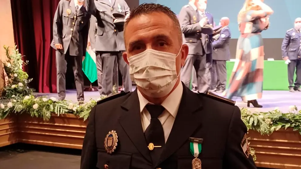 El agente de la Polic&iacute;a Local de Jerez, Jos&eacute; Maldonado, recibe la Medalla de Plata al m&eacute;rito policial