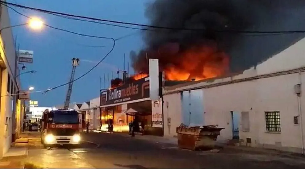 Incendio en una tienda de muebles en Los Corrales