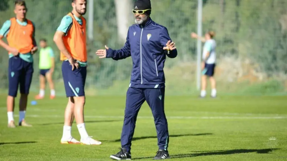 &Aacute;lvaro Cervera da indicaciones en la sesi&oacute;n de entrenamiento del C&aacute;diz CF