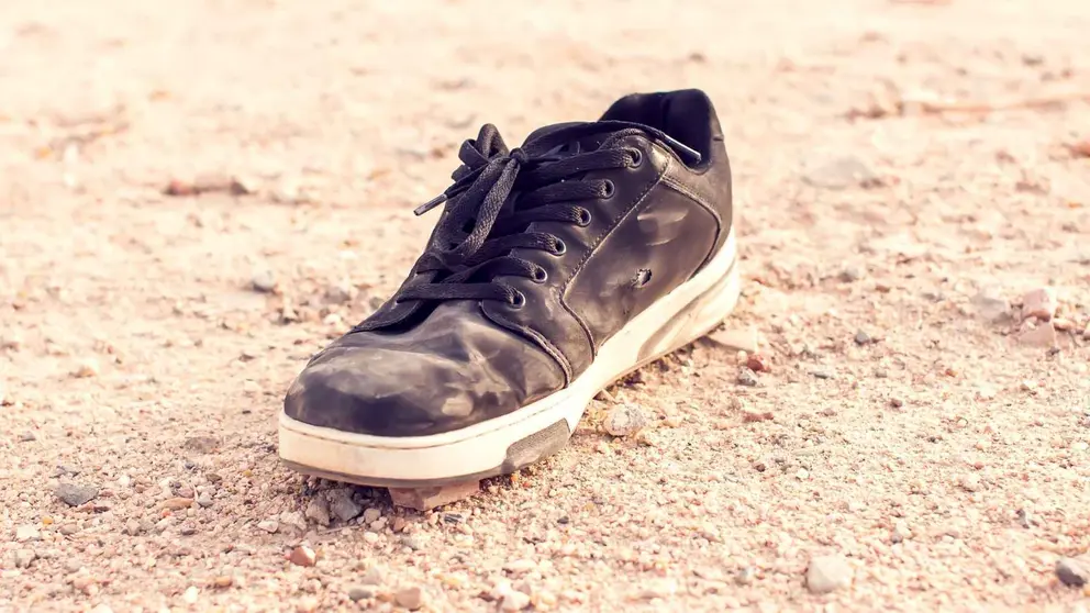 Pierde un zapato en un forcejeo por un bolso y le detienen por ir descalzo en Jerez