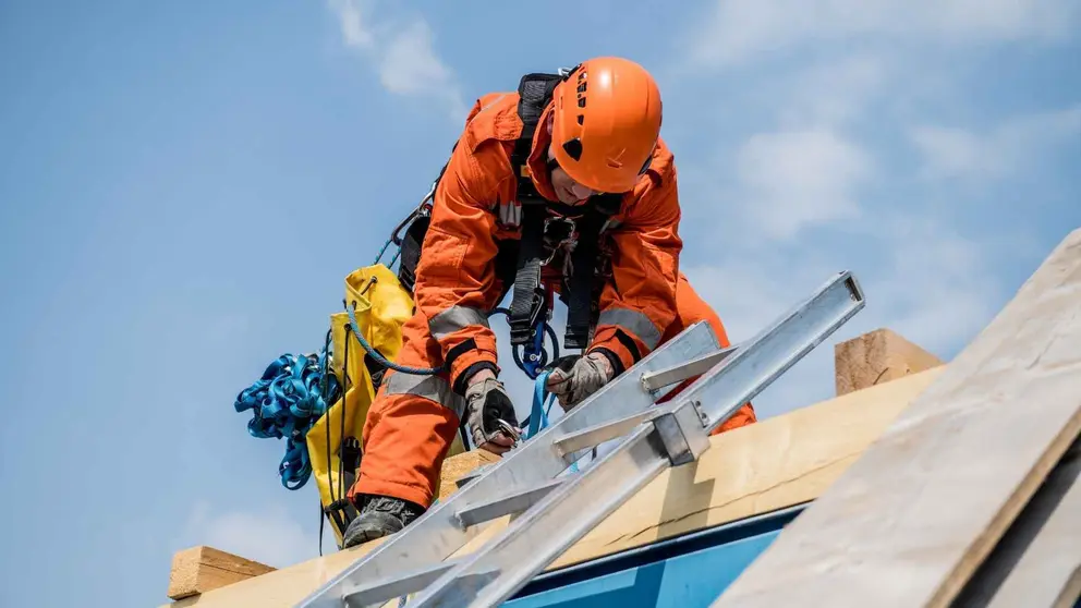 Muere un trabajador en M&aacute;laga tras caer siete metros de un tejado