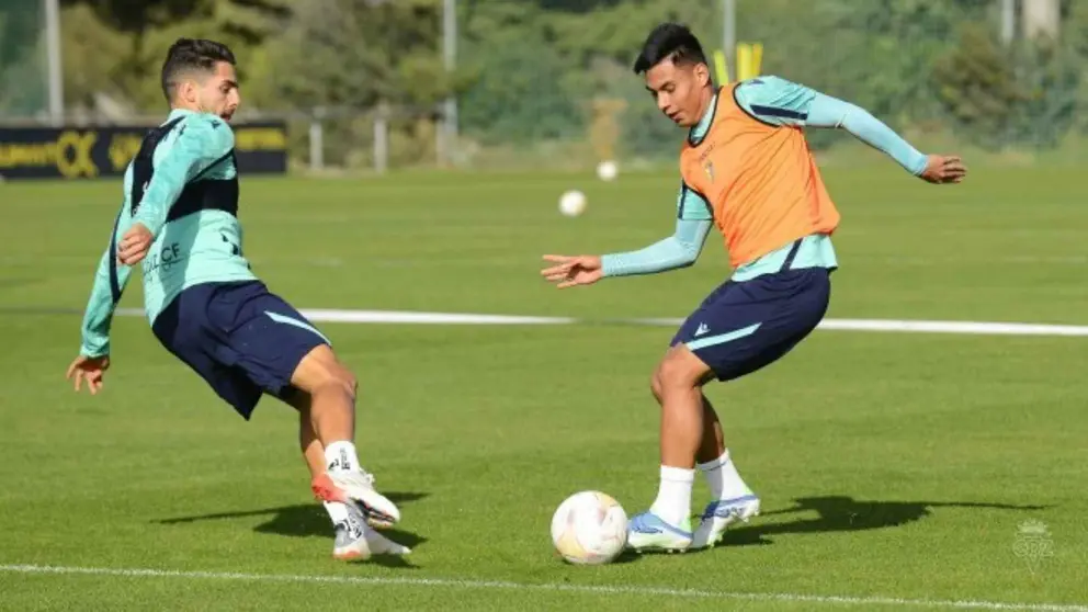 Arzamendia y Sobrino en una sesi&oacute;n de entrenamiento del C&aacute;diz CF