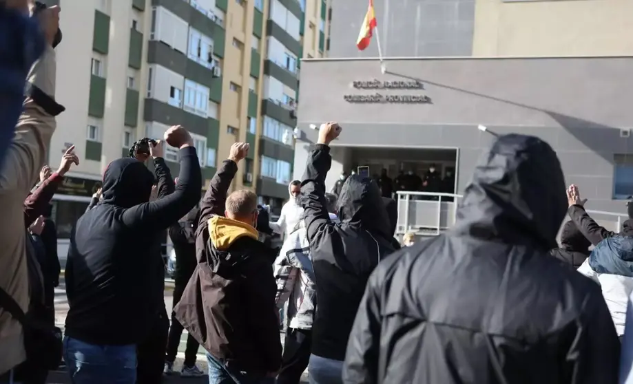 La huelga del metal en C&aacute;diz corta el tr&aacute;fico en el Puente de Hierro
