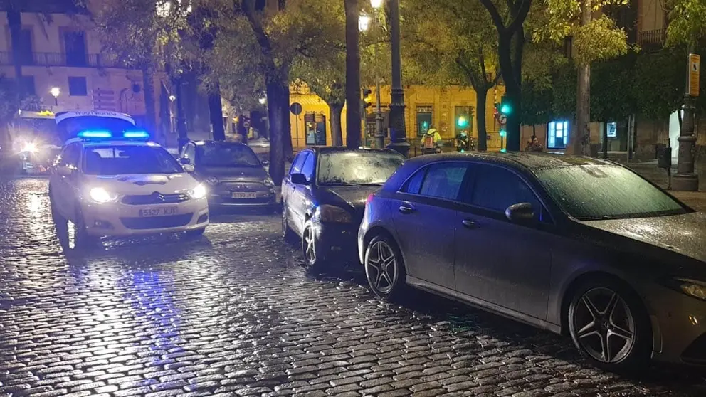 Una mujer se estrella bebida en Jerez contra varios coches y se da a la fuga