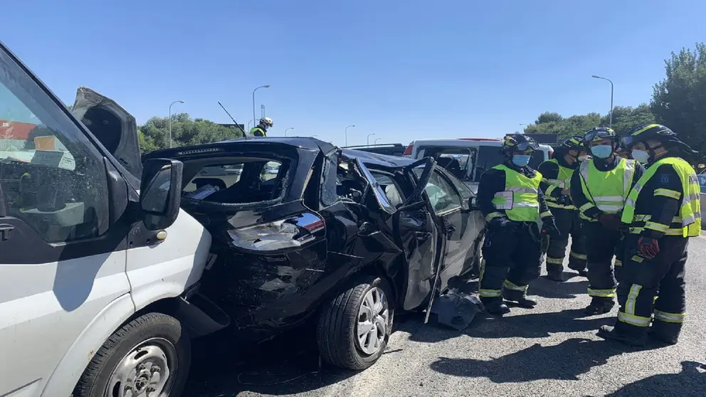 Un impactante choque entre varios coches deja cuatro heridos en Granada