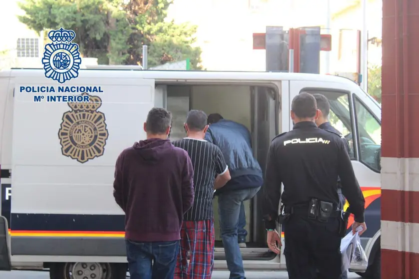 
<p>   ALMER&Iacute;A, 24 (EUROPA PRESS)</p>
<p>   La Polic&iacute;a Nacional ha detenido en un sal&oacute;n de juegos de Almer&iacute;a a tres hombres y una mujer que presuntamente agredieron a varios agentes cuando estos se personaron en el local a requerimiento de la propietaria porque estaban consumiendo coca&iacute;na.</p>
<p>   La actuaci&oacute;n se produjo a las 18,00 horas del pasado d&iacute;a 17 cuando la llamada de la responsable de un sal&oacute;n de juegos ubicado en la calle San Jos&eacute; Obrero pidi&oacute; la actuaci&oacute;n policial porque hab&iacute;a clientes consumiendo cocaina a la vista de todos.</p>
<p>   Seg&uacute;n ha informado la Comisar&iacute;a Provincial este mi&eacute;rcoles, a su llegada, los agentes comprobaron la veracidad de la denuncia y les conminaron a que cesaran este consumo, se identificaran, y abandonaran el local.</p>
<p>   La negativa de las cuatro personas, unida a la agresividad manifestada, termin&oacute; con el arresto y con tres agentes heridos de diversa consideraci&oacute;n.</p>
<p>   Los cuatro arrestados, tres hombres y una mujer con edades comprendidas entre los 32 y 55 a&ntilde;os de edad, han pasado a disposici&oacute;n judicial acusados de un delito de atentado y otro de desobediencia grave.</p>
      